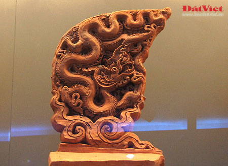 Điêu khắc thời nhà Lý có hình con rồng trên lá đề